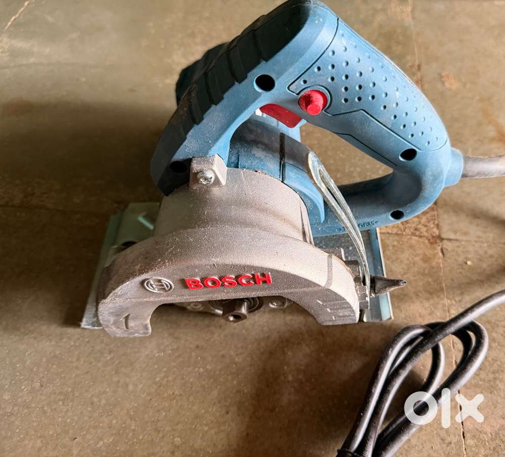 Bosch GDC 121 Marble Cutter + Buildskill Screwdriver Set