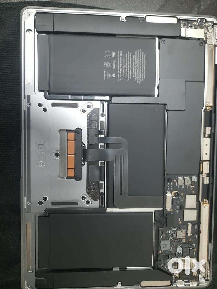 Macbook air m1 (13 inch ) 8 gb ram and 250gb