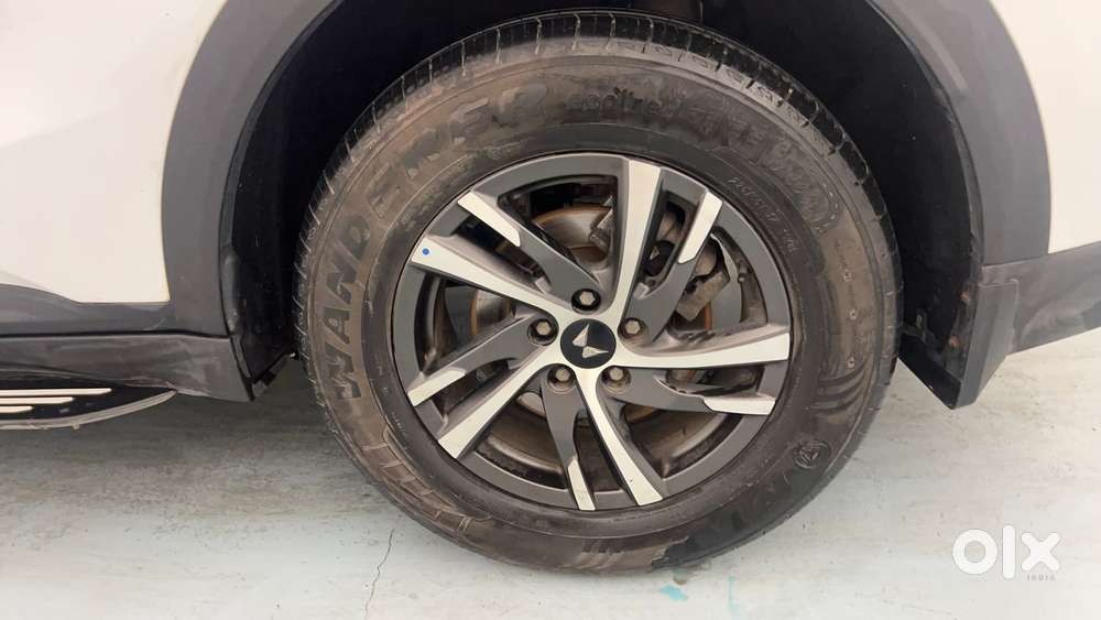 Mahindra Xuv700 2.0 Ax 5 Petrol Mt 7 Str, 2025, Petrol