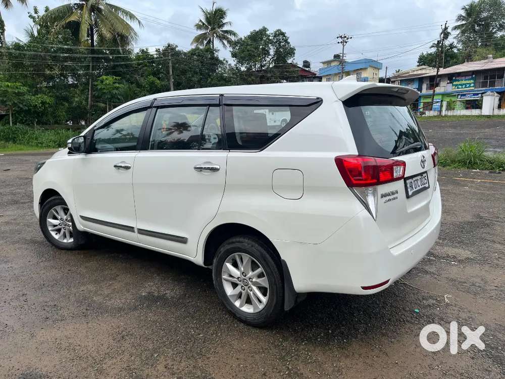 Innova Crysta 2016 V Well Maintained