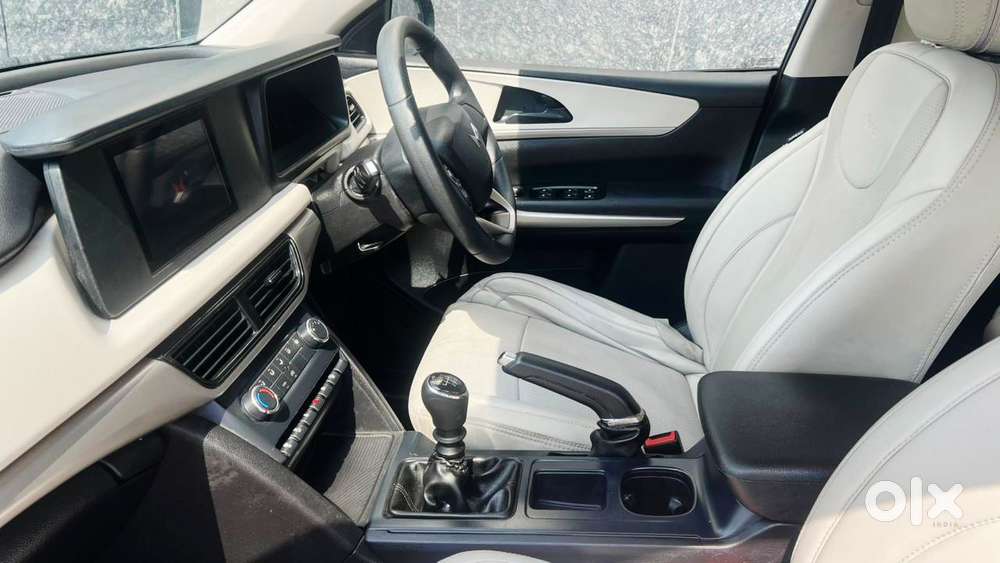 Mahindra Xuv700 2.0 Mx Petrol Mt 5 Str, 2023, Petrol