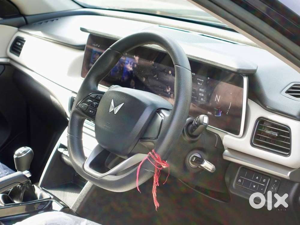 Mahindra Xuv700 2.0 Ax 7 Petrol Mt Str, 2022, Petrol