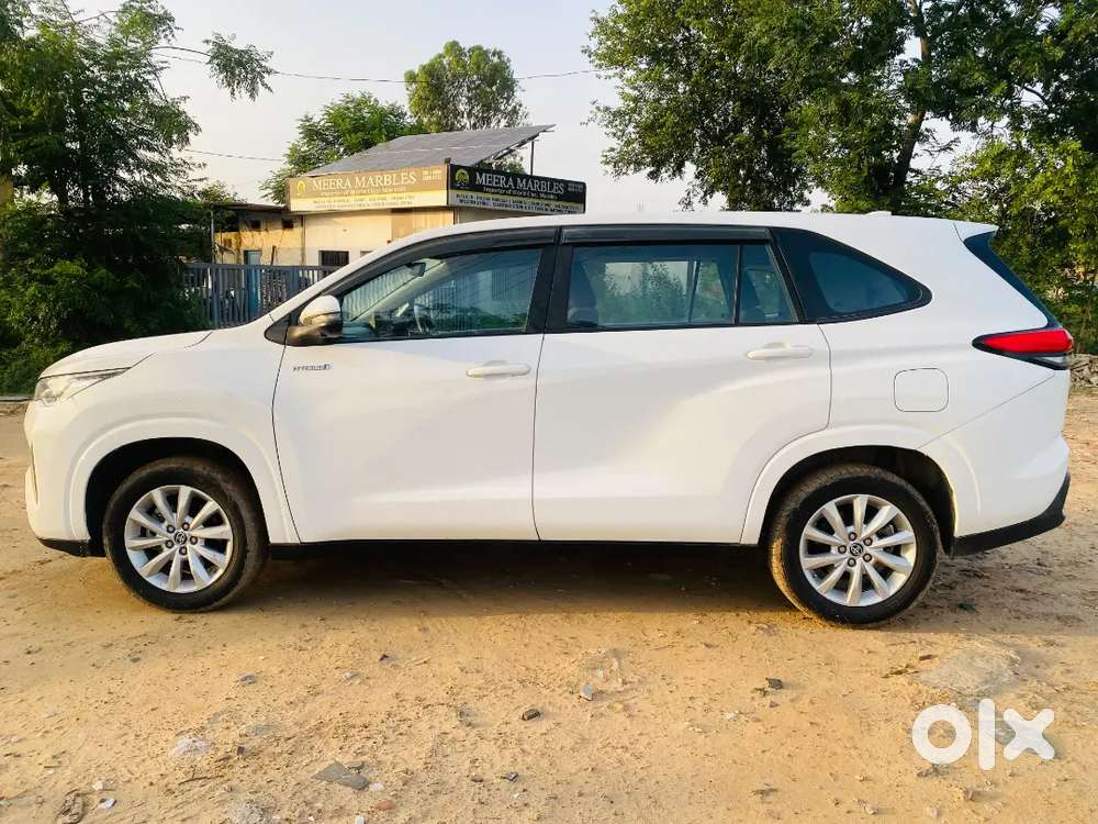 Toyota Innova Hycross 2023 Petrol 80000 Km Driven