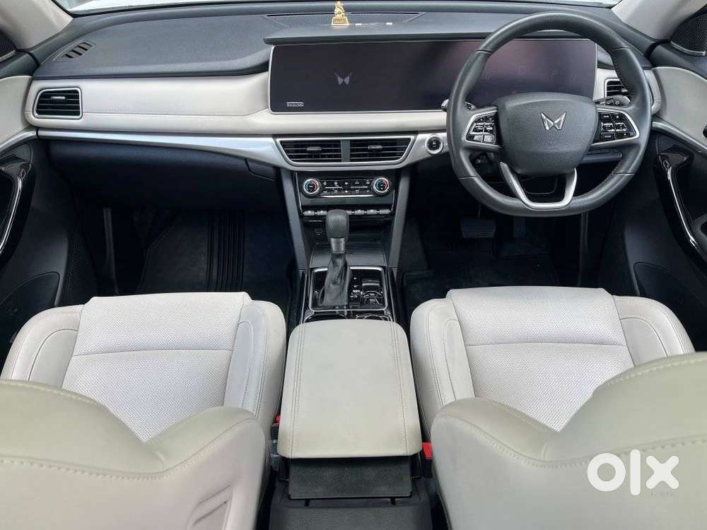 Mahindra XUV700 AX7 Luxury Pack AWD, 2022, Petrol