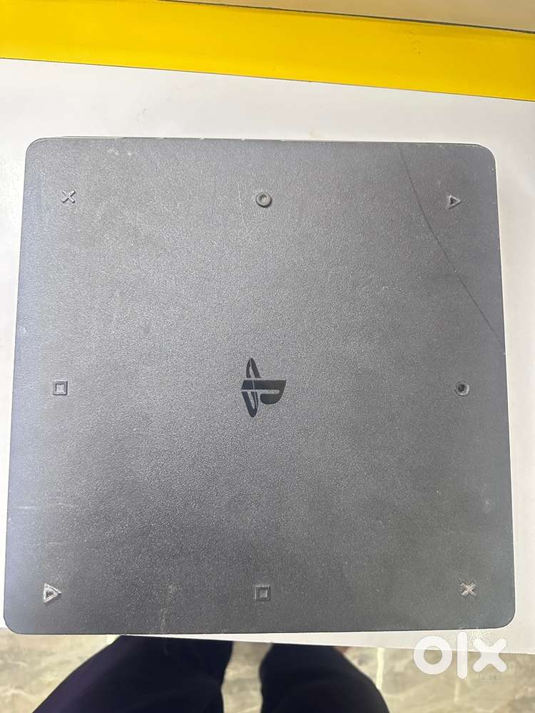 Ps4 with 2 controller with games