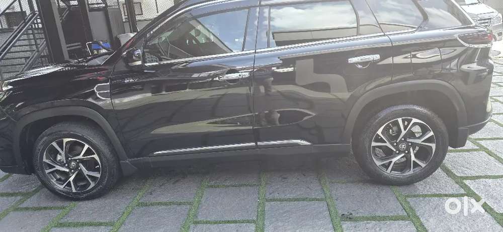 Toyota Urban Cruiser V Hybrid 2025