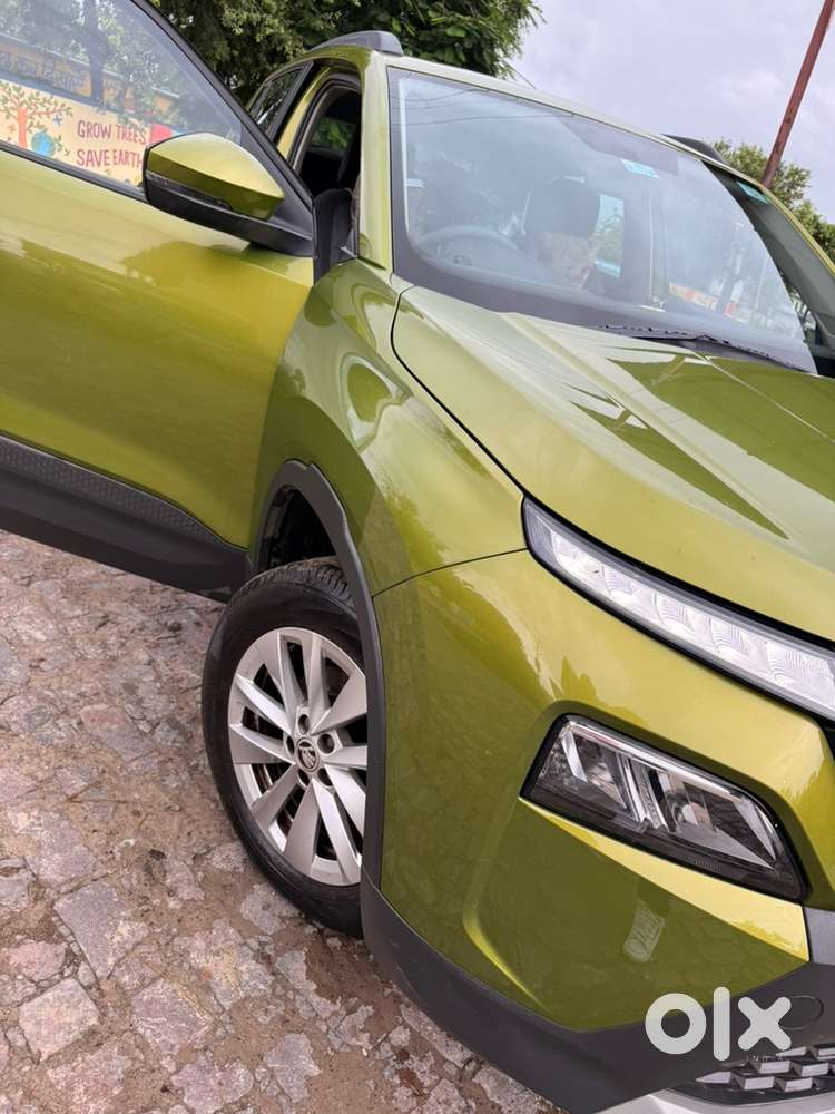 Skoda Kylaq Signature Petrol 2025