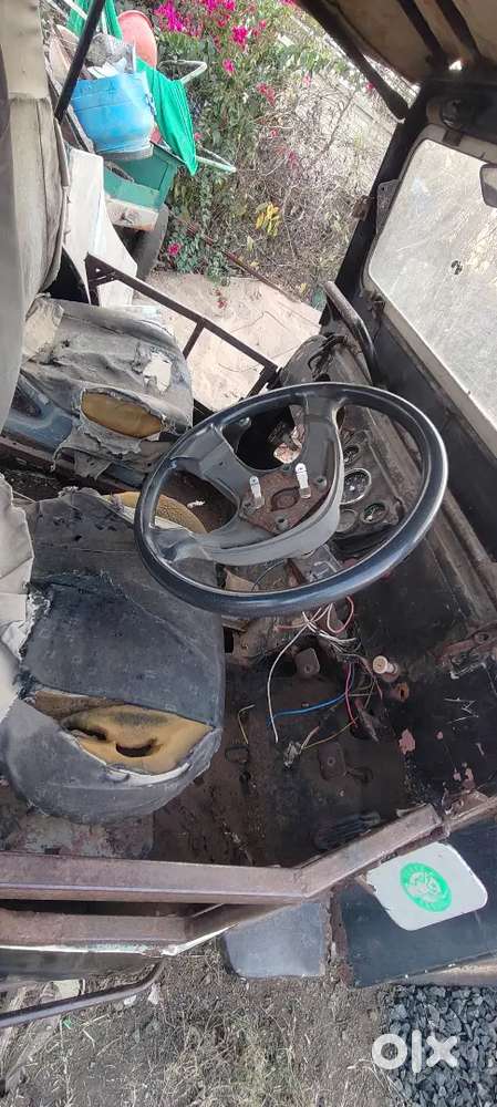 Jeep Hai Gi Engine Wali 4 Gear Reverse Ke Sath Gadi Chalu Hai