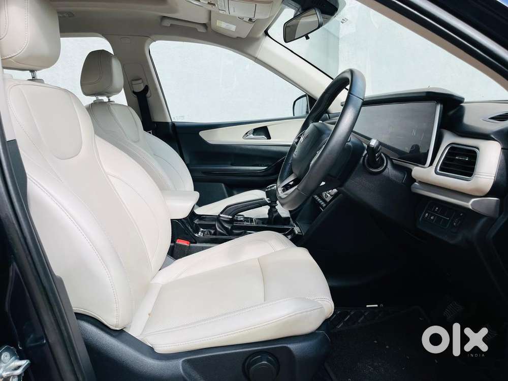 Mahindra Xuv700 2.0 Ax 7 Petrol Mt Str, 2022, Petrol