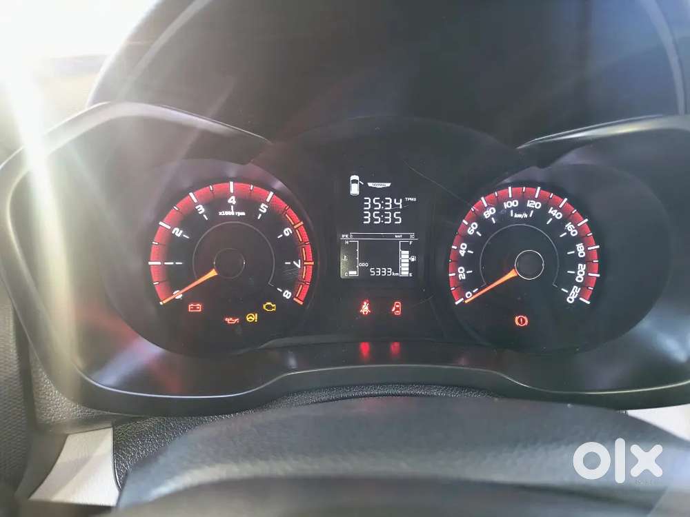 Mahindra Xuv 300 W6 Model With Sunroof