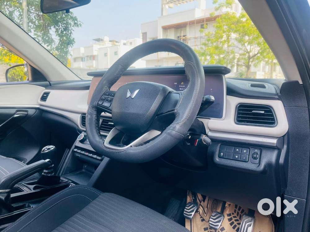 Mahindra Xuv700 2.0 Ax 5 Petrol Mt Str, 2022, Petrol