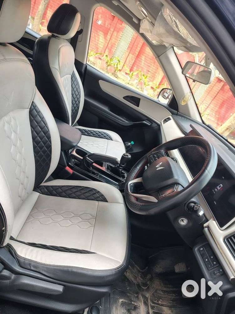 Mahindra Xuv700 2.0 Ax 5 Petrol Mt Str, 2022, Petrol