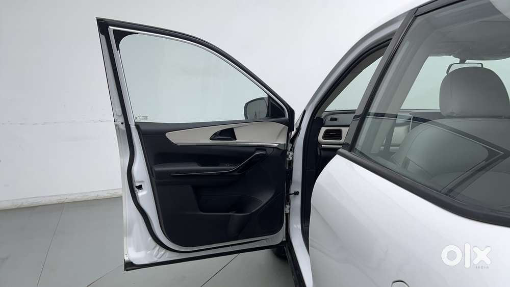 Mahindra Xuv700 2.2 Ax 5 Diesel At 7 Str, 2023, Diesel