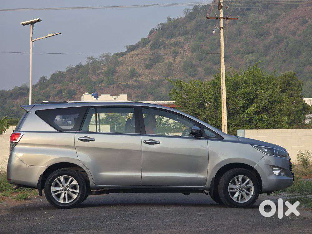 Toyota Innova Crysta 2.4 V 8 Str, 2017, Petrol