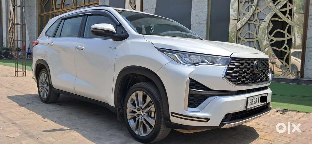 Toyota Innova Hycross