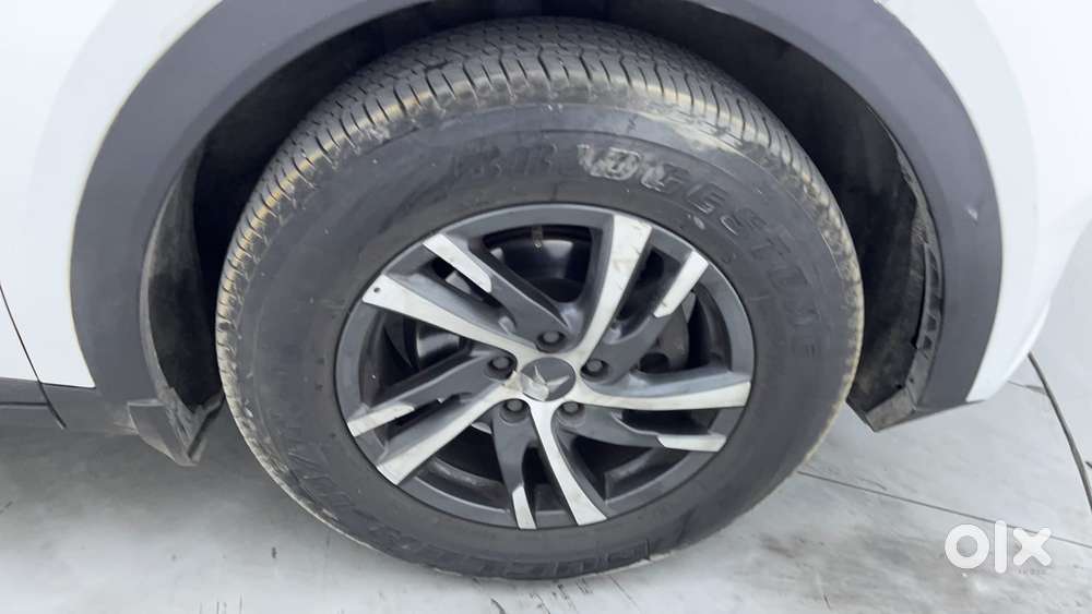 Mahindra Xuv700 2.0 Ax 5 Petrol At Str, 2021, Petrol