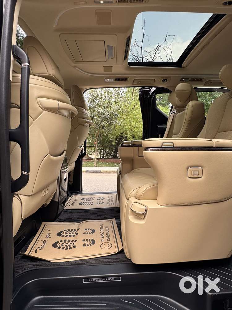 Toyota Vellfire 2.5 Executive Lounge, 2023, Cng & Hybrids