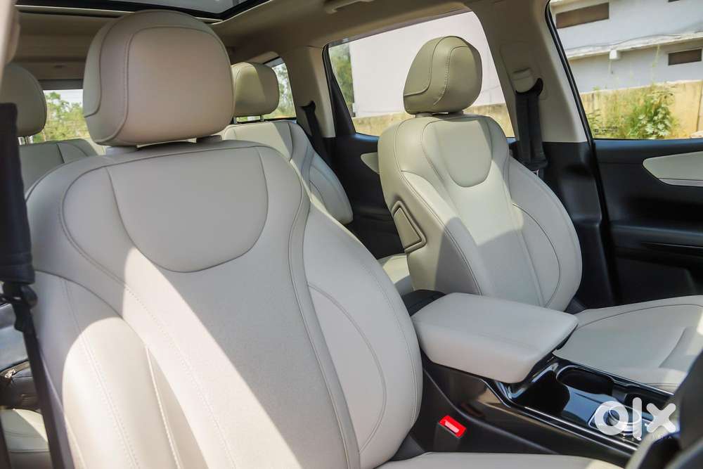 Mahindra Xuv700 Ax7l 6 Str At, 2023, Petrol