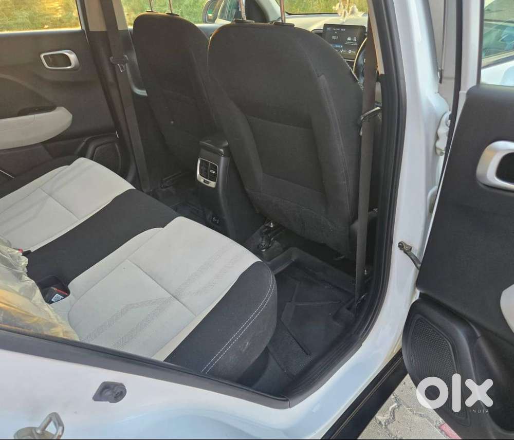 Hyundai Venue 2024 Petrol Well Maintained