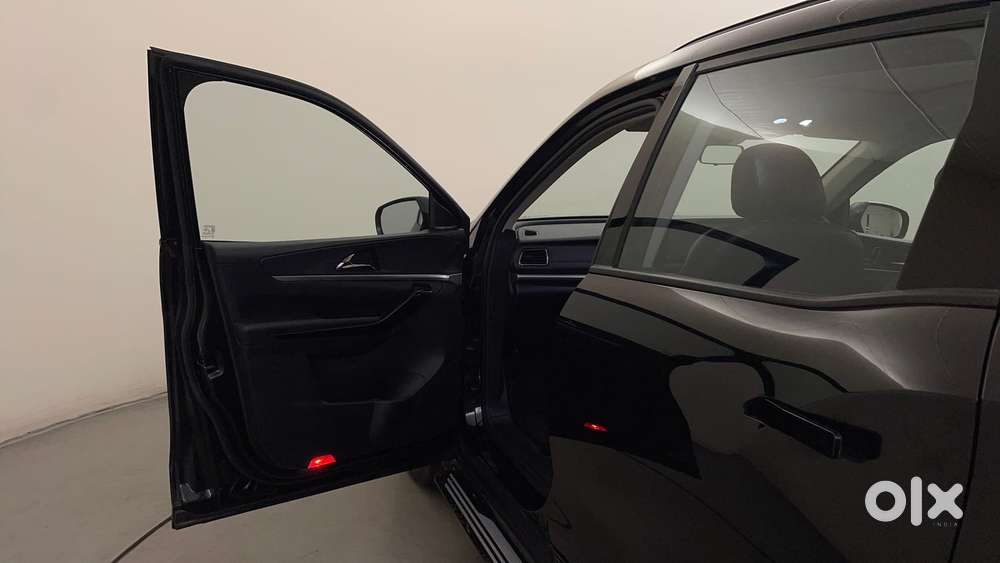 Mahindra Xuv700 2.0 Ax 7 Petrol At Str, 2025, Petrol