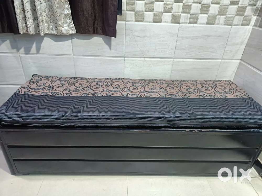 Deevan Cum Bed in Good Condition