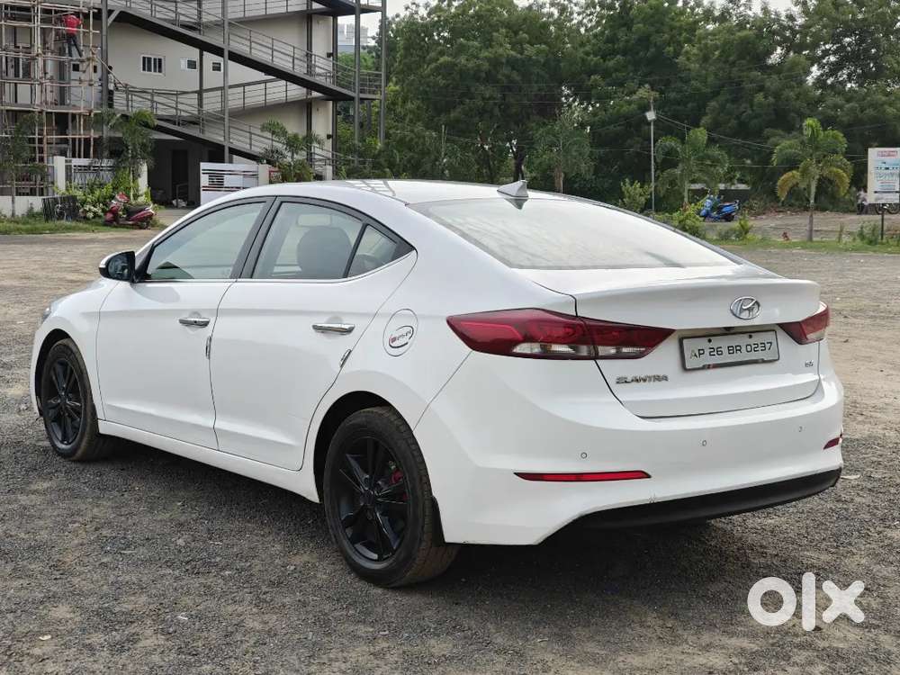 Hyundai New Elantra 2016 Diesel 132000 Km Driven