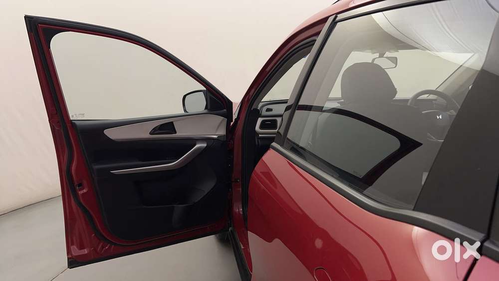 Mahindra Xuv700 2.0 Ax 3 Petrol At 5 Str, 2022, Petrol