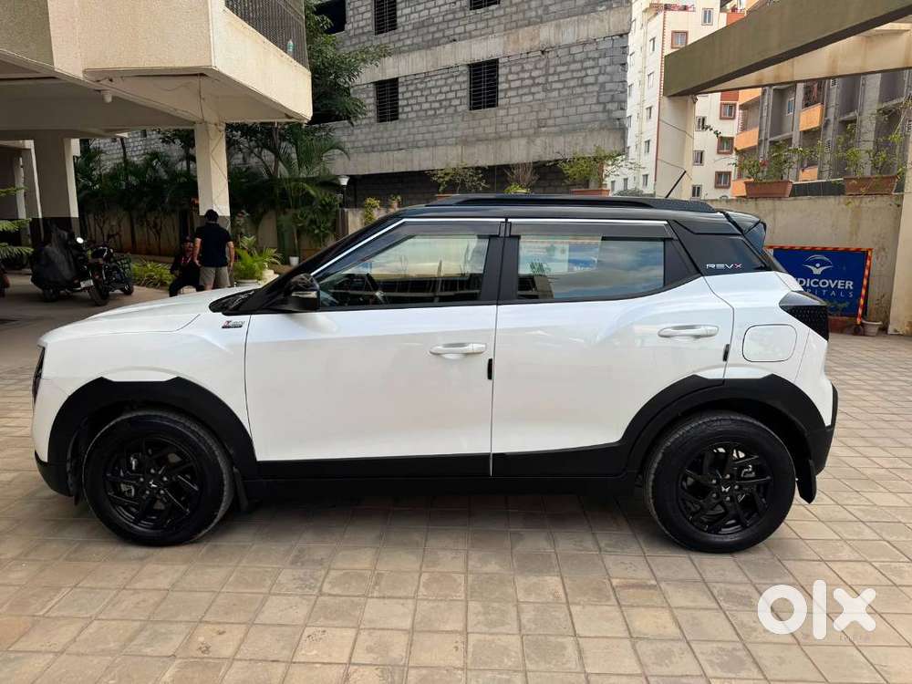 Like-new Oct 2025 Mahindra Xuv 3xo Revx A - Petrol, Automatic, Sunroof