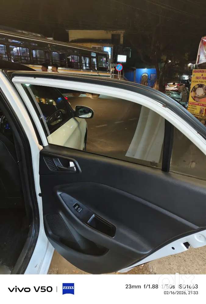 Hyundai Elite I20 Asta Top Model White Year 2018, Showroom Condition.