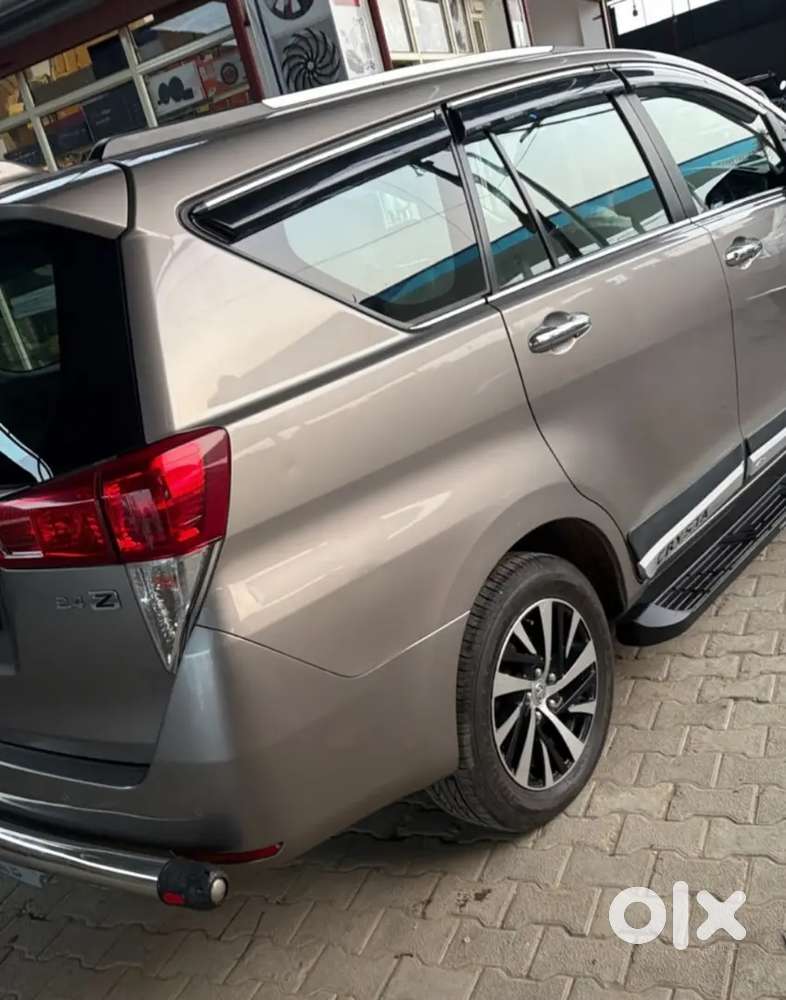 People Mover Innova Crysta 2022 Available With Automatic Transmission