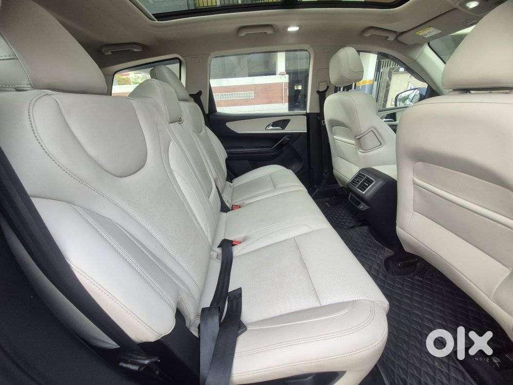 Mahindra Xuv700 2.0 Ax 7 Petrol Mt Str, 2024, Petrol