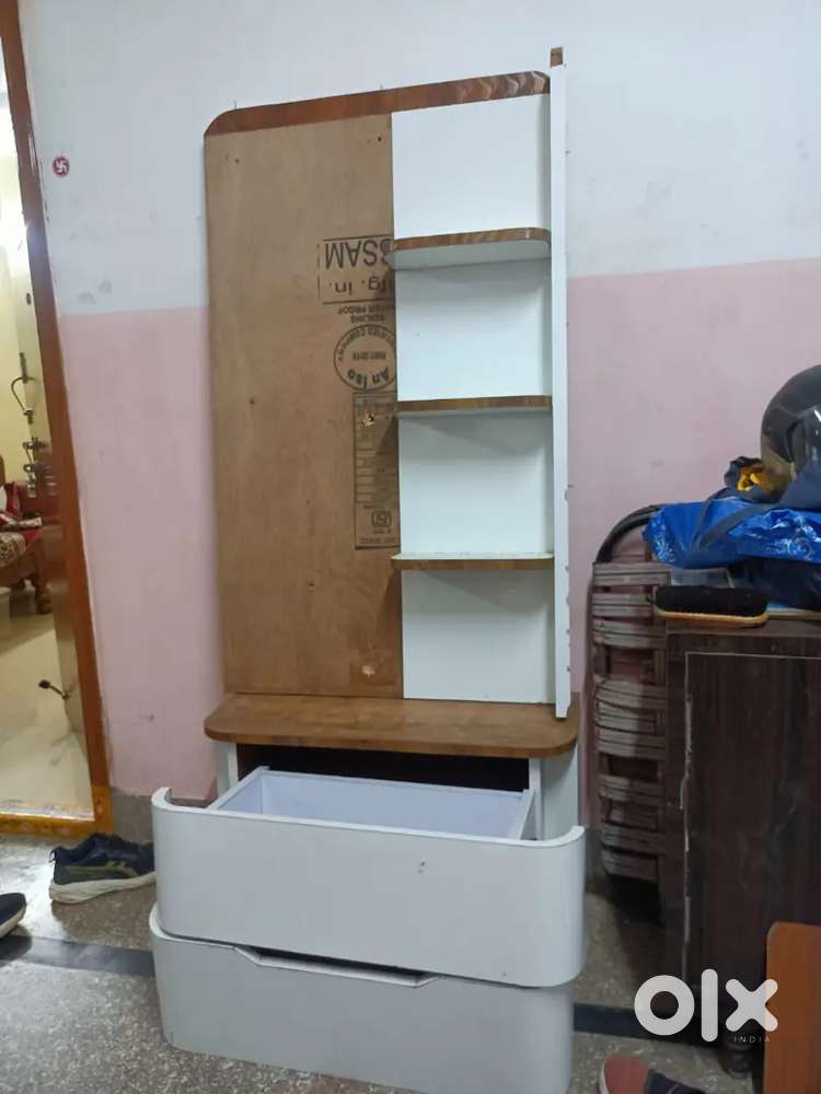 Wall mounted dressing table