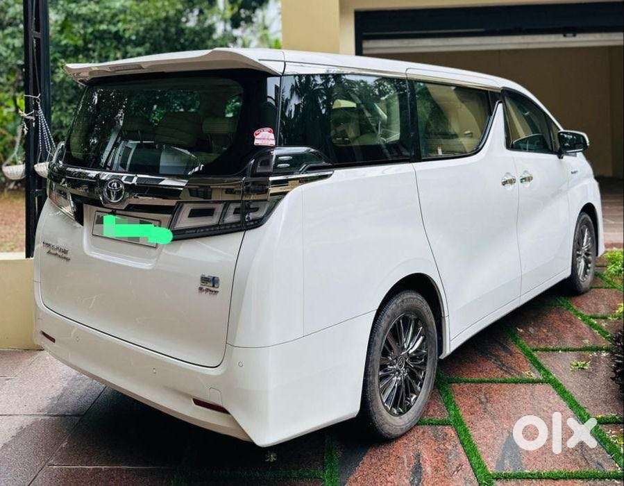 Toyota Vellfire 2.5 Executive Lounge, 2023, Petrol