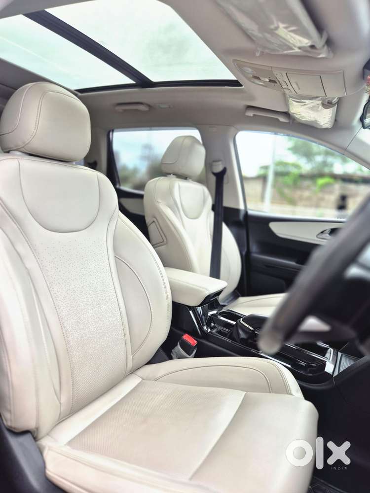 Mahindra Xuv700 2.0 Ax 5 Petrol Mt Str, 2023, Petrol