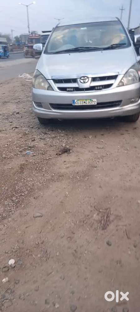 Toyota Innova V 8 Sitter