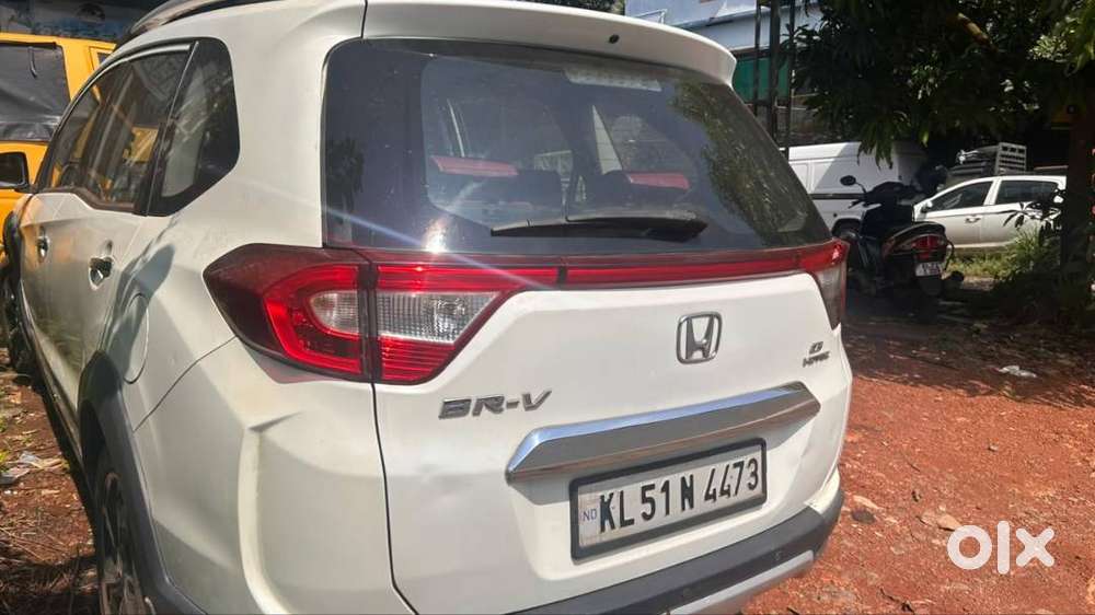 Spacious 7-seater Honda Br-v 2016 Diesel White - Excellent - ₹6l