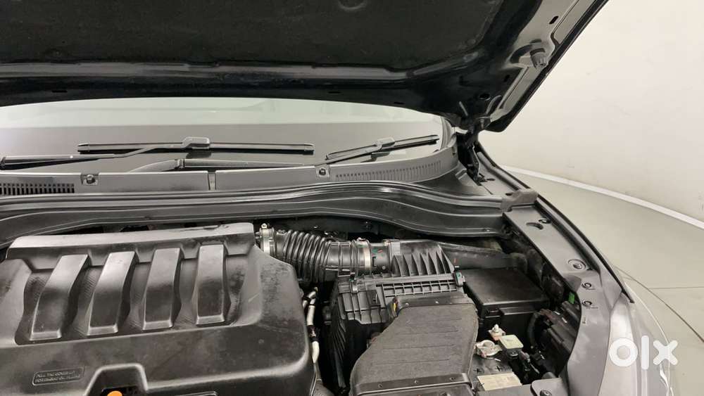 Mahindra Xuv700 2.0 Ax 5 Petrol Mt 7 Str, 2025, Petrol