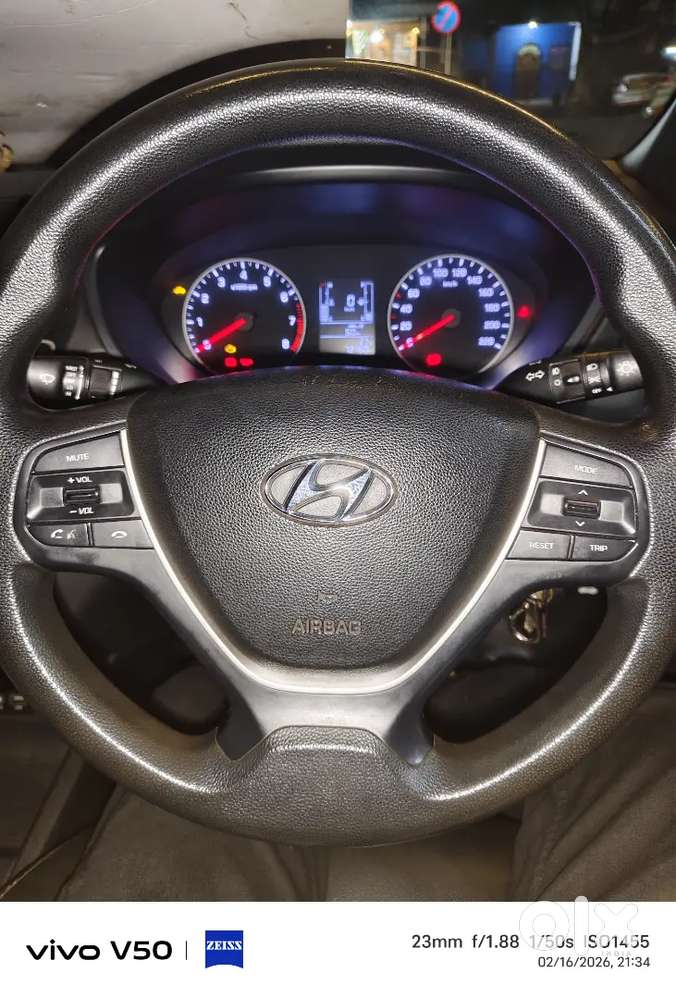 Hyundai Elite I20 Asta Top Model White Year 2018, Showroom Condition.