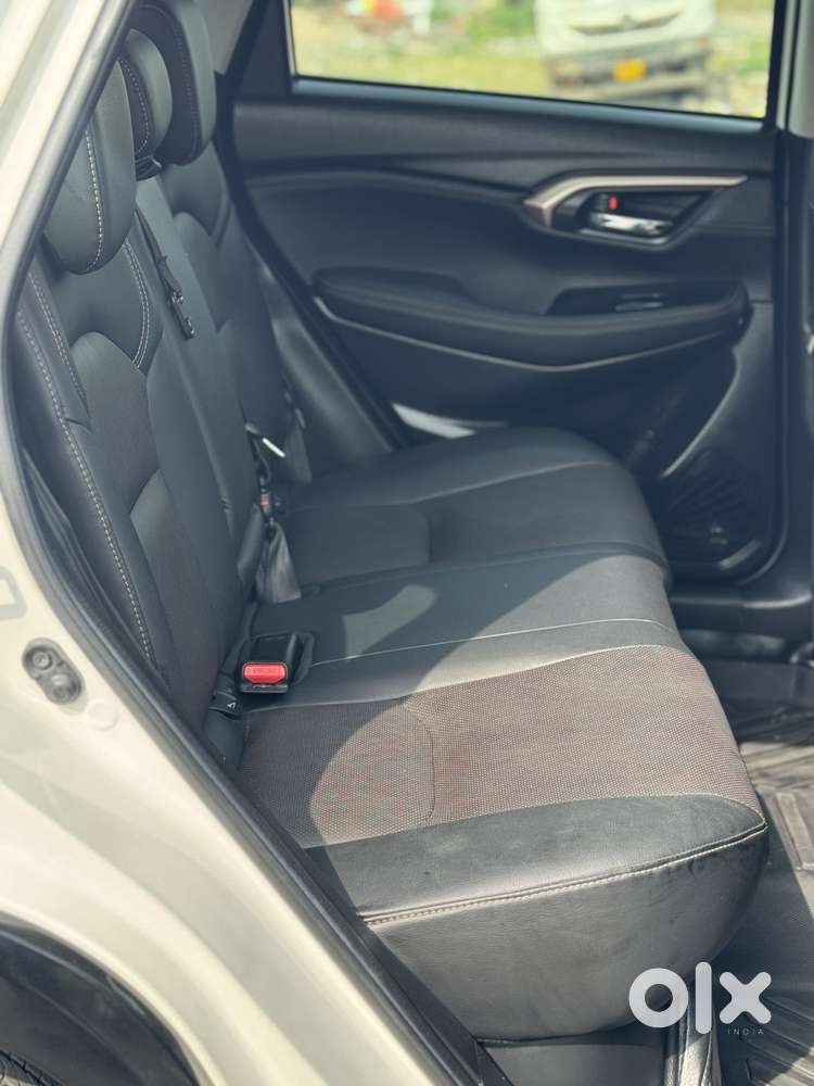 Maruti Suzuki Grand Vitara 1.5 Alpha Plus Intelligent Hybrid Ecvt, 2..