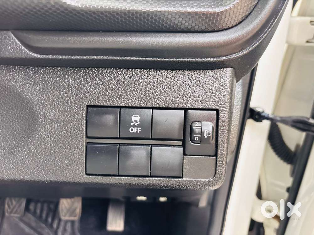 Maruti Suzuki Brezza 1.5 Lxi Smart Hybrid, 2025, Petrol