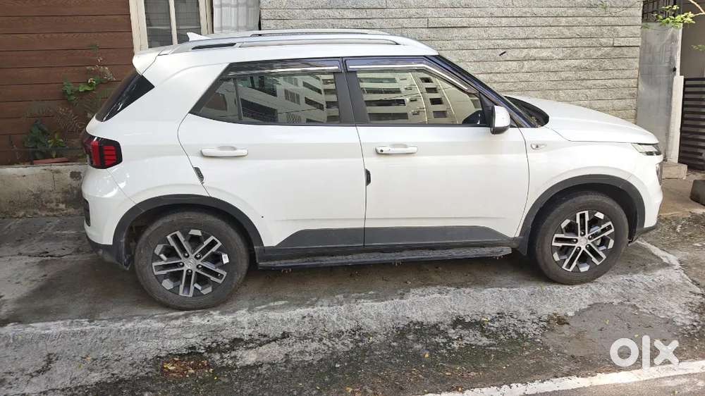Hyundai Venue 2024 Petrol 6000 Km Driven