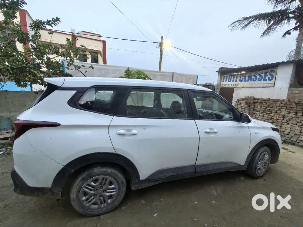 Kia Carens 2023 Petrol Well Maintained