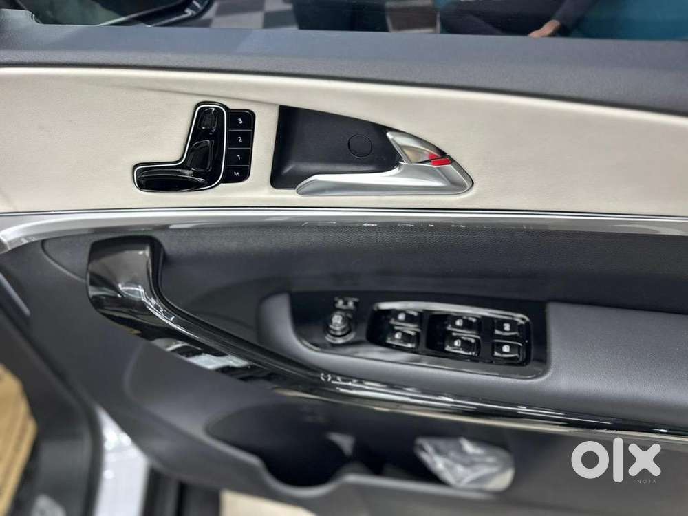 Mahindra Xuv700 2024 Diesel Well Maintained