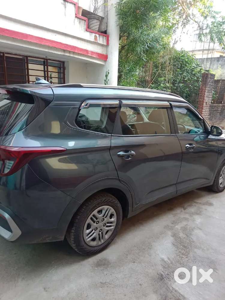 Kia Carens 2024 Petrol Well Maintained