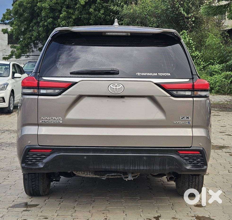 Toyota Innova Hycross 2.0 Zx (o) Hybrid 7 Str, 2023, Petrol