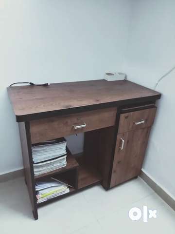 Table with drawers deals olx