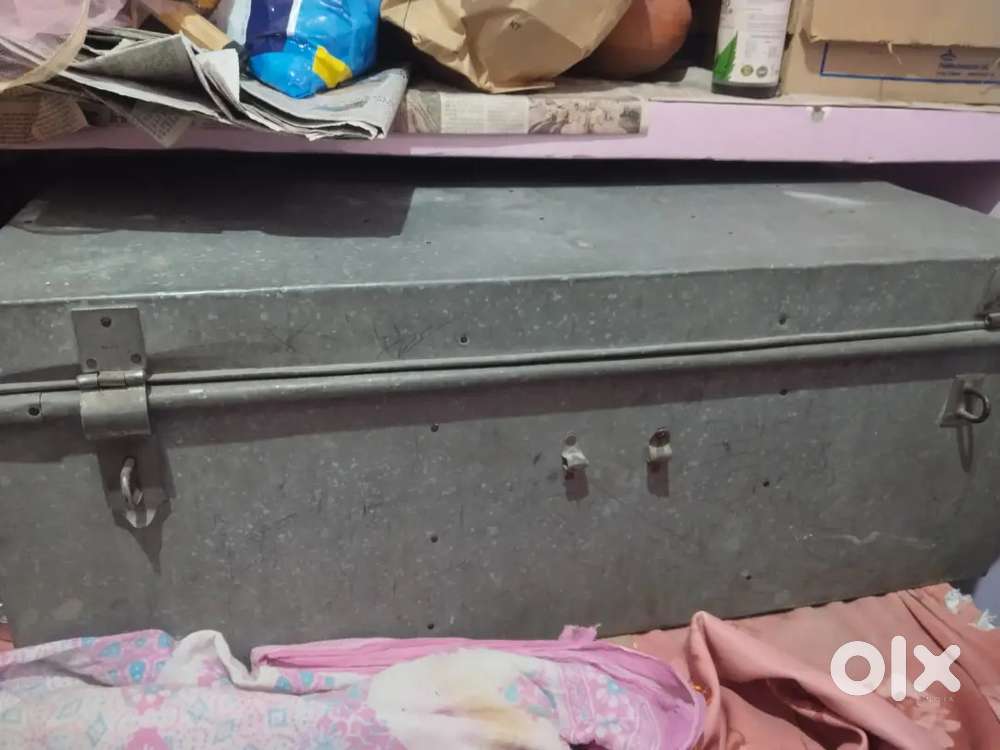 1 peti and 1 trunk