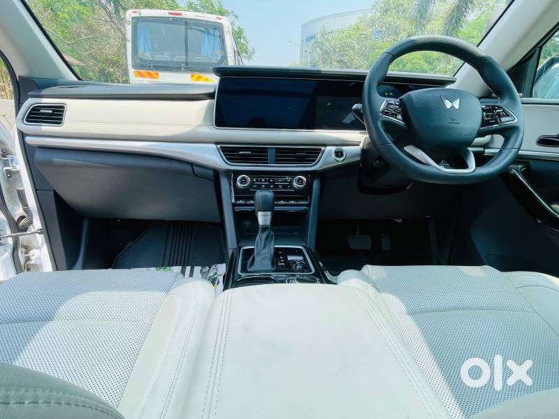 Mahindra Xuv700 2.0 Ax 7 Petrol At Luxury Pack Str, 2025, Petrol