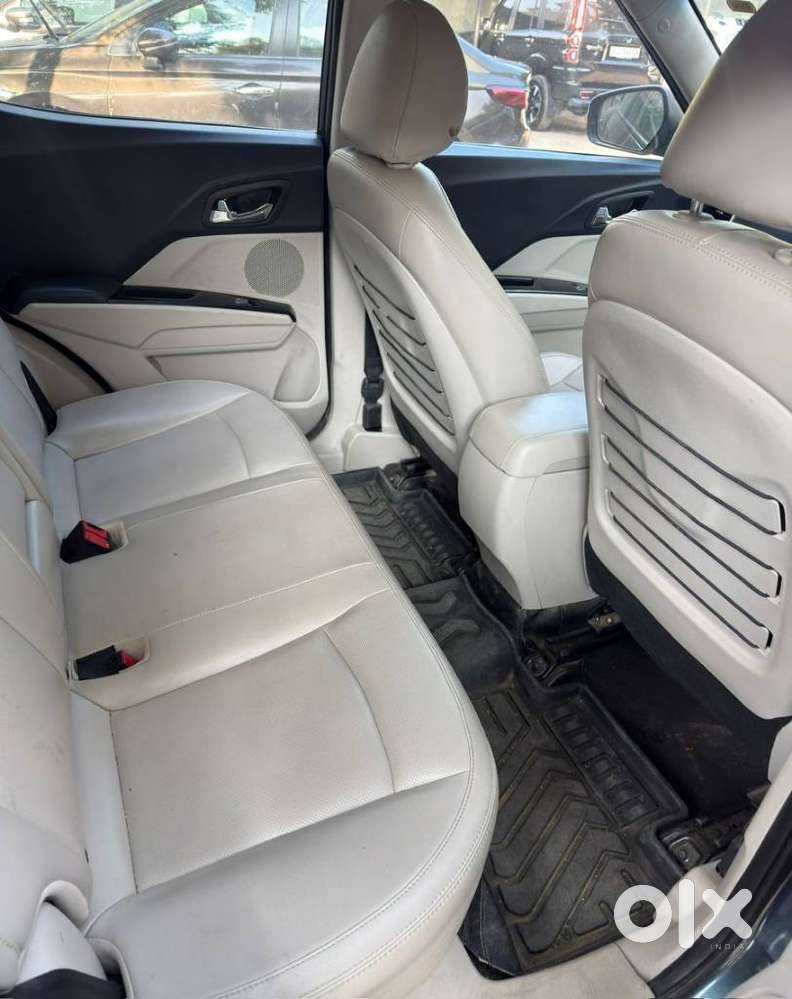 Mahindra Xuv300 1.2 W8 (o) Amt Petrol, 2021, Petrol