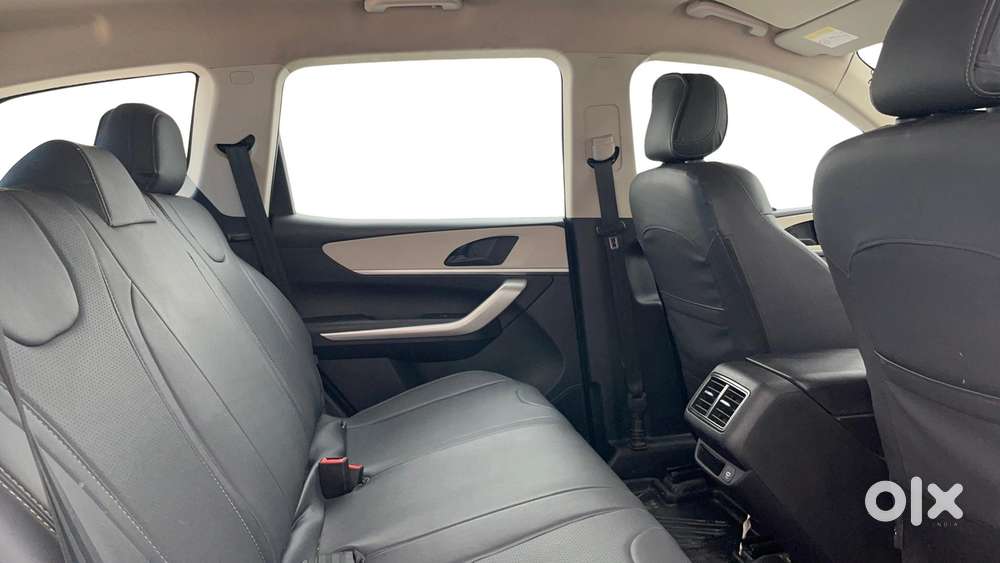 Mahindra Xuv700 2.0 Mx Petrol Mt 5 Str, 2022, Petrol